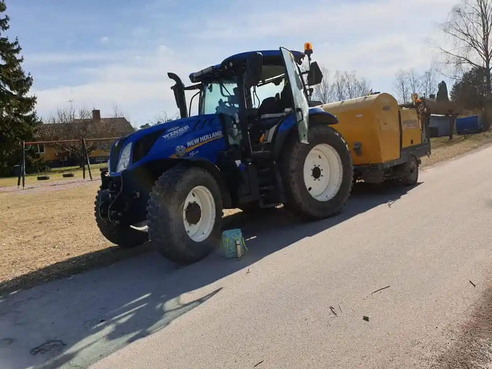 Traktor som åker på vägen